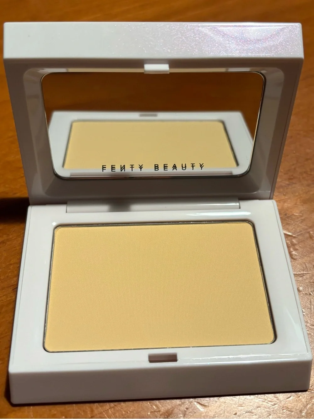 Fenty Beauty Bright Fix Instant Brightening + Blurring Powder - Banana